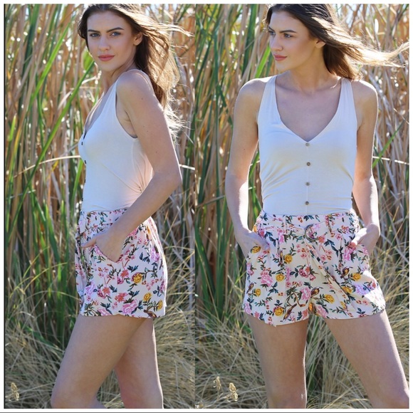BELTED WITH PLEATS FLORAL SHORTS - Picture 6 of 7